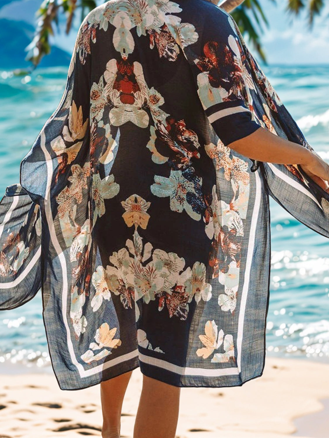 Vestido playero abierto con estampado frontal