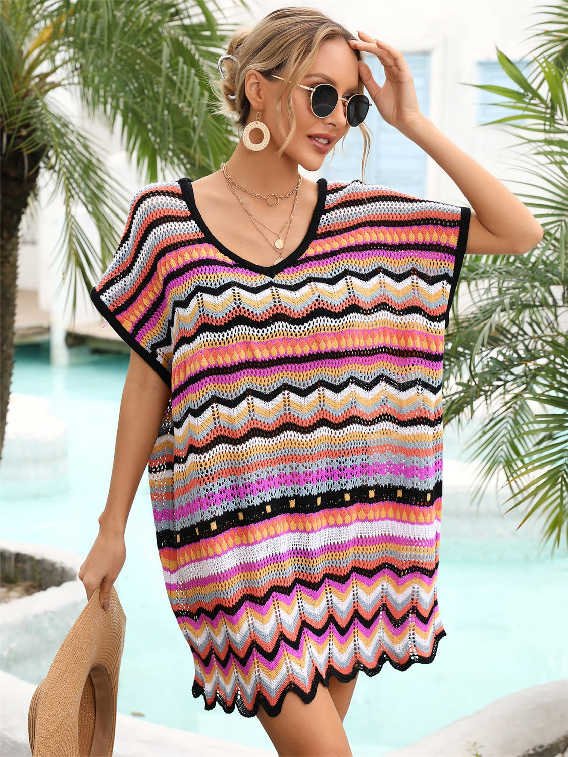 Vestido playero con escote en V festoneado y rayas de arcoíris
