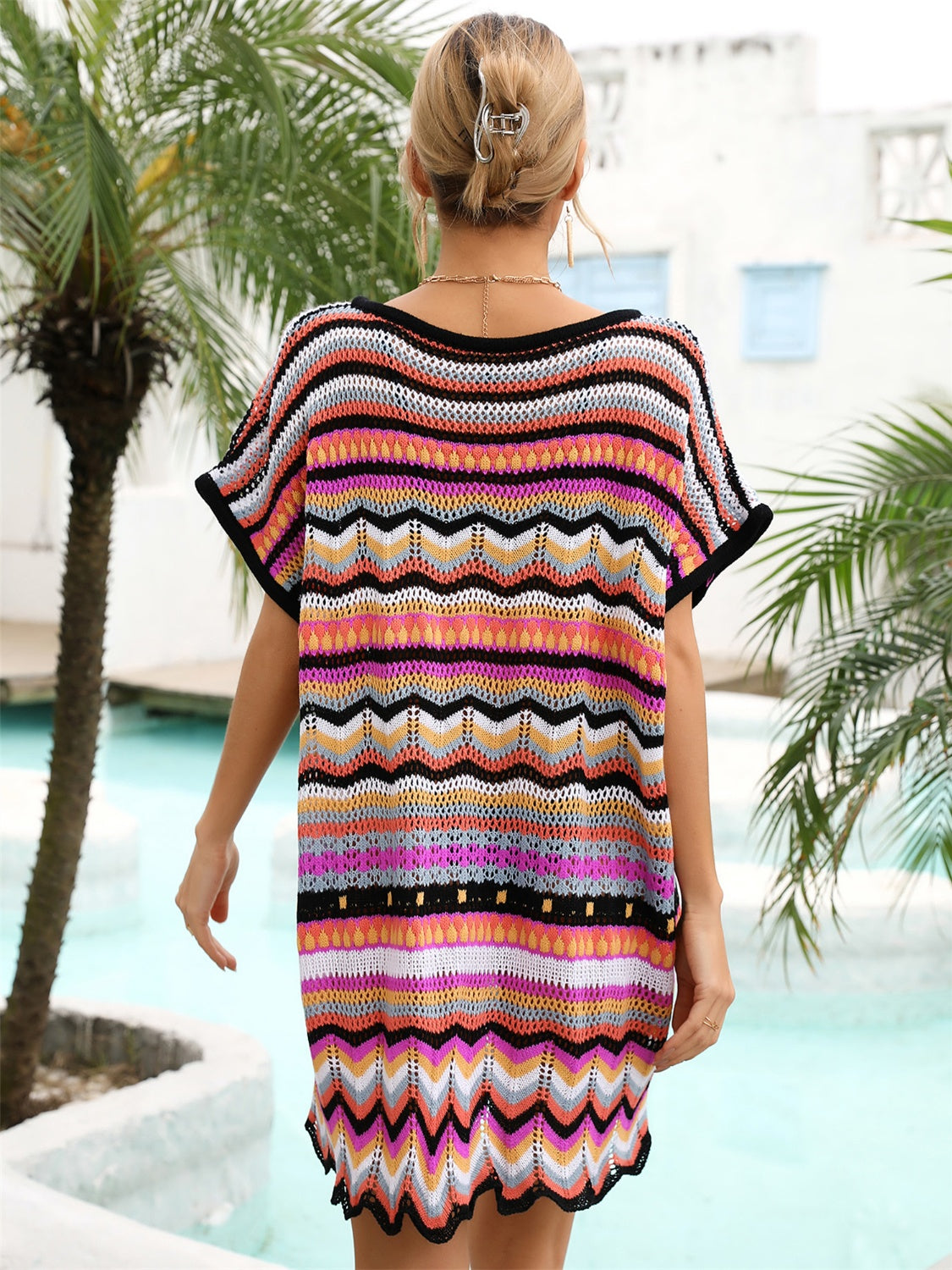 Vestido playero con escote en V festoneado y rayas de arcoíris