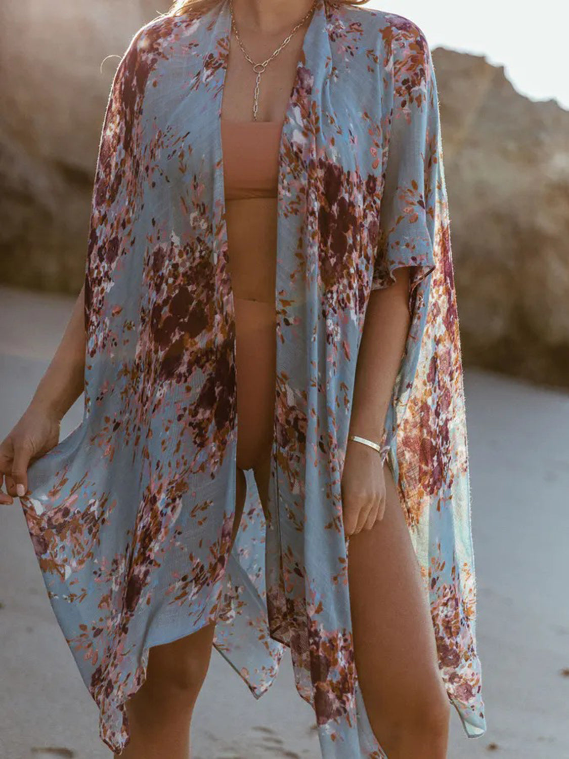 Vestido playero abierto con estampado frontal