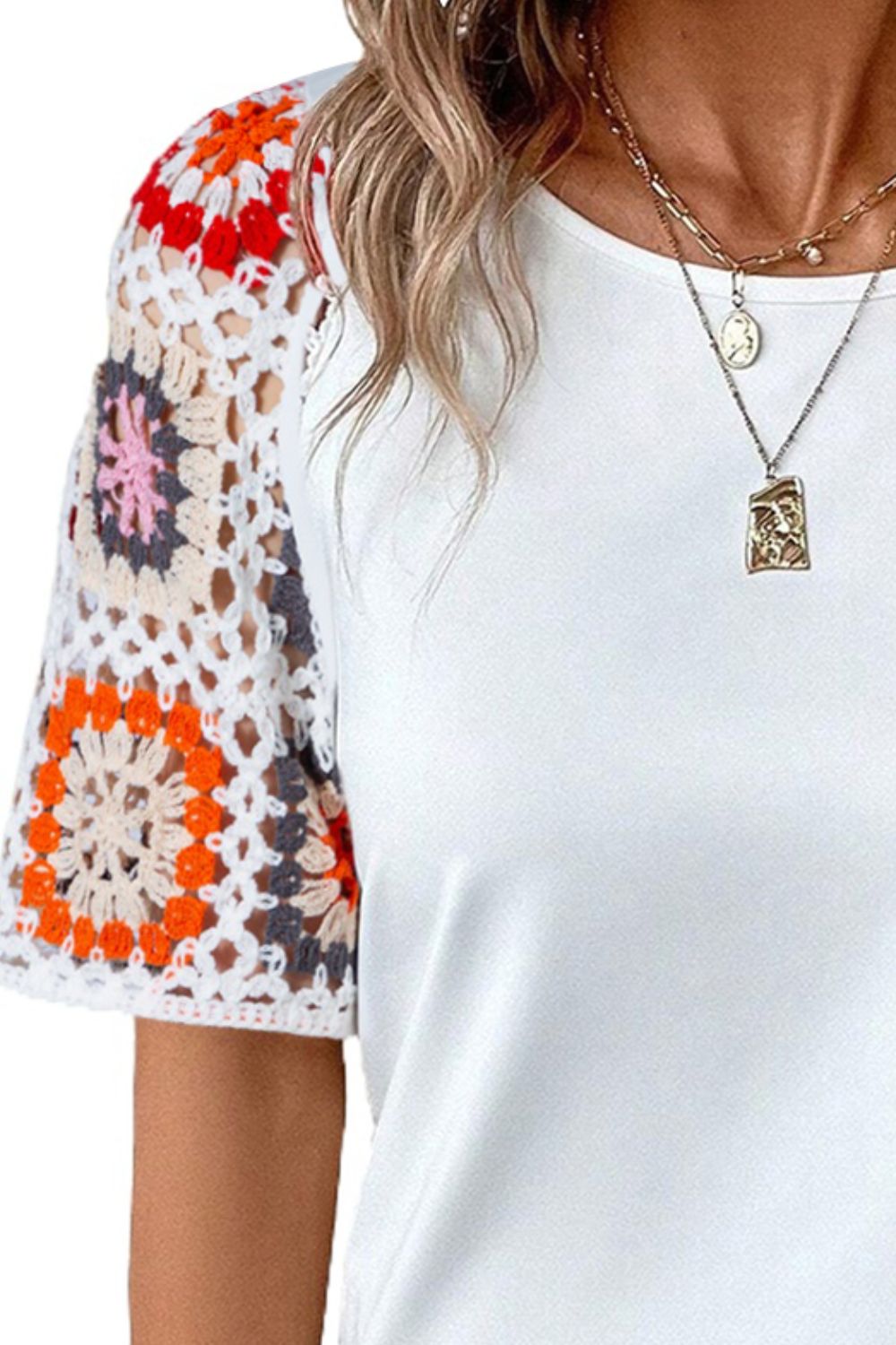 Blusa geométrica de cuello redondo y manga corta