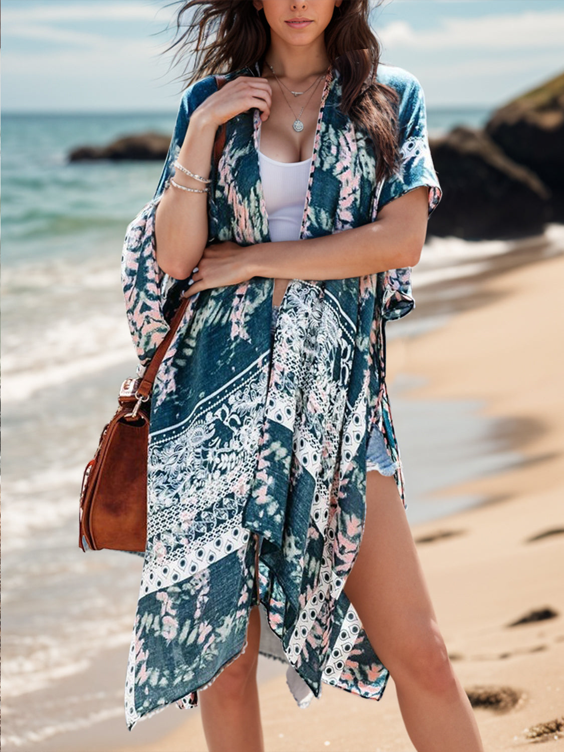 Vestido playero abierto con estampado frontal