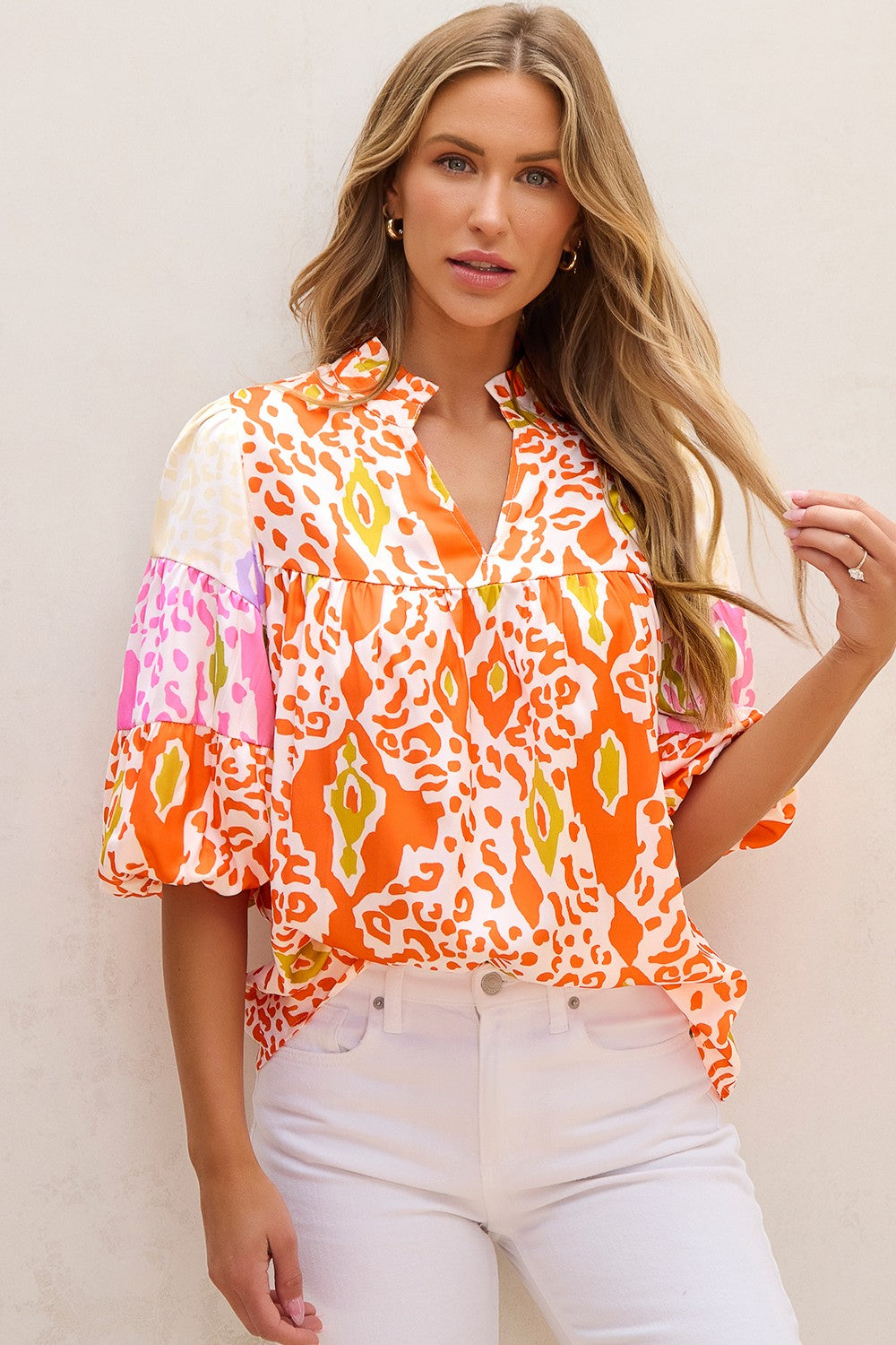 Blusa estampada con muescas y media manga