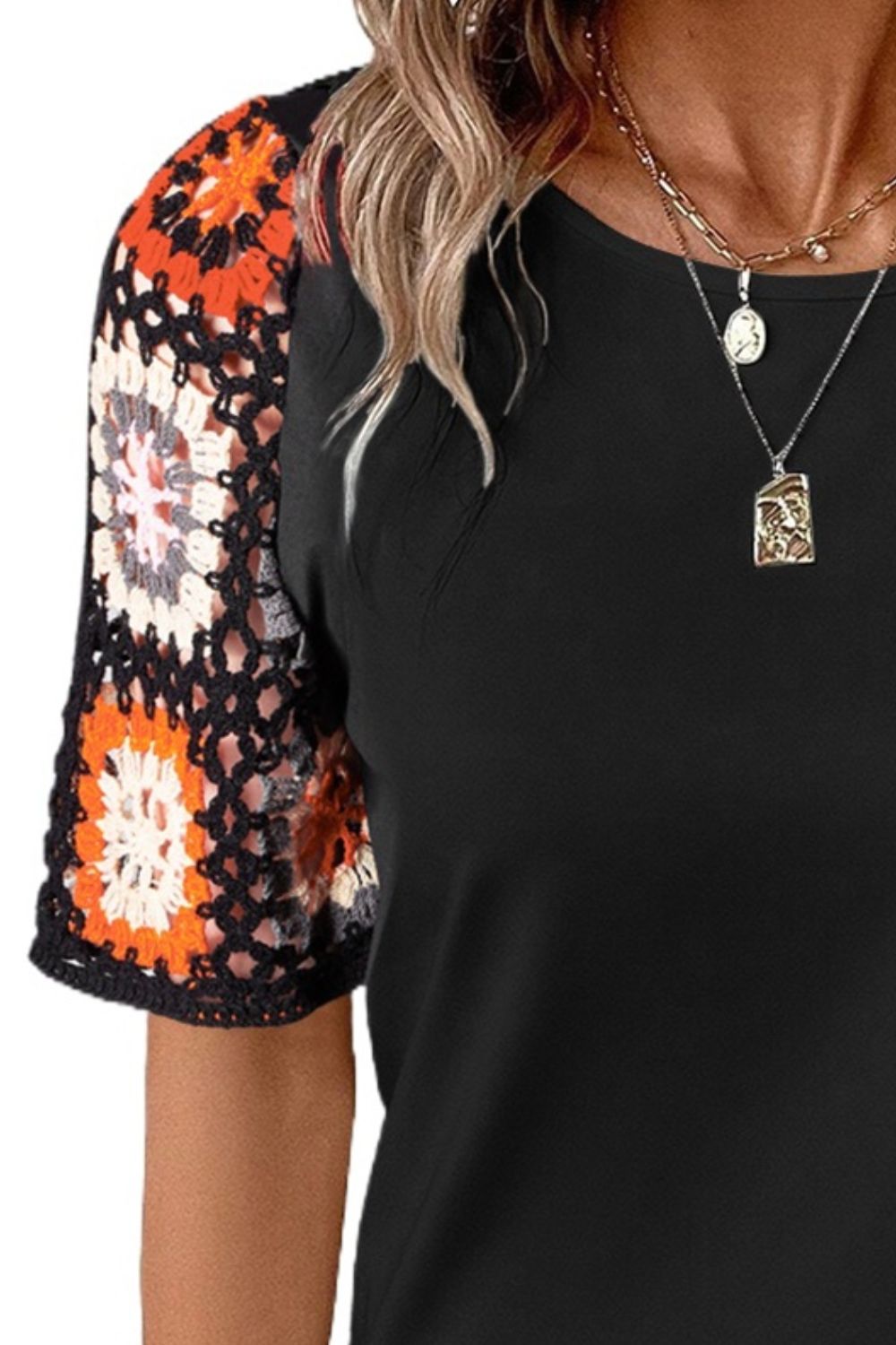 Blusa geométrica de cuello redondo y manga corta