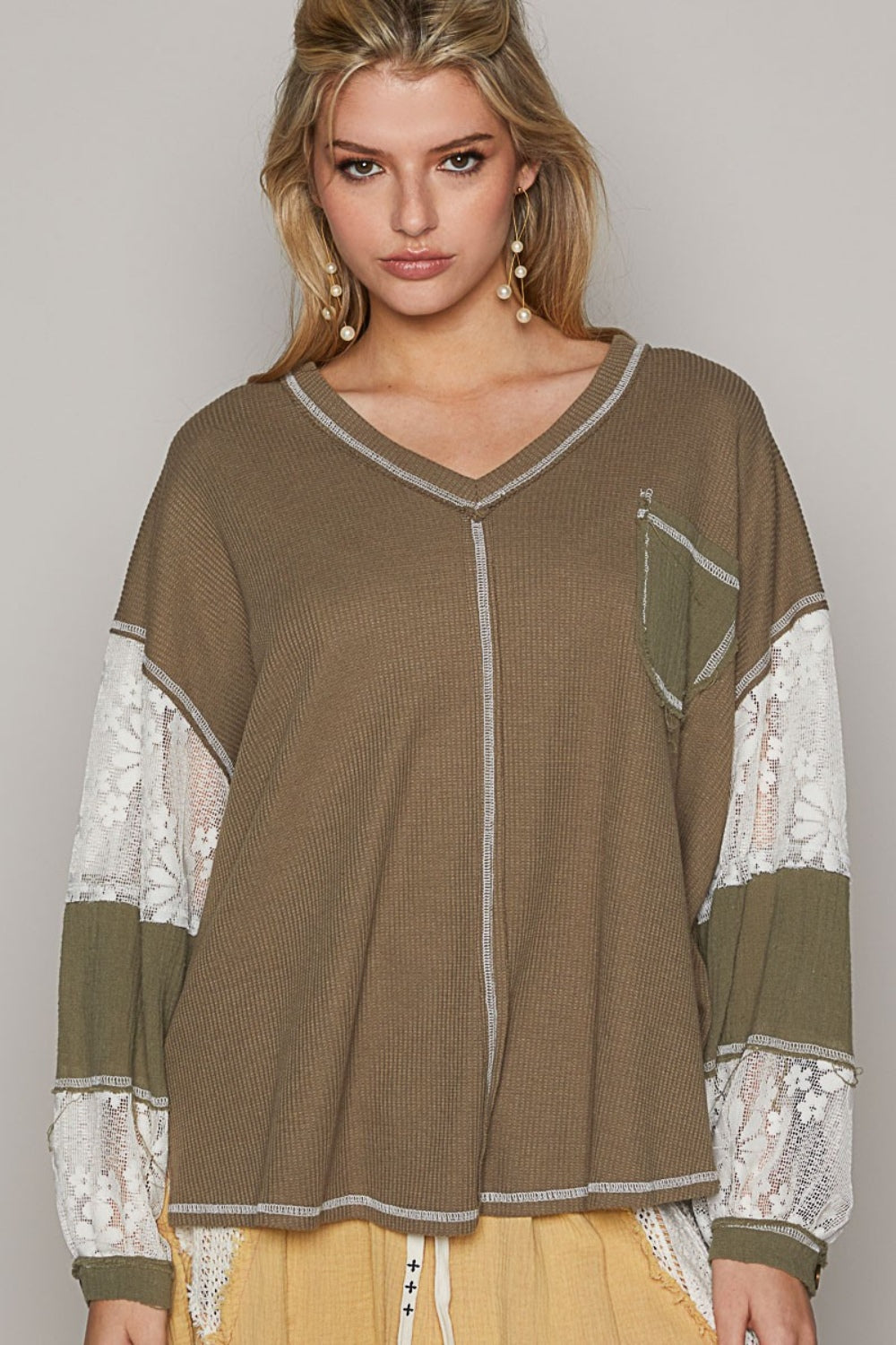 Blusa con escote en V, mangas globo y costuras expuestas de POL
