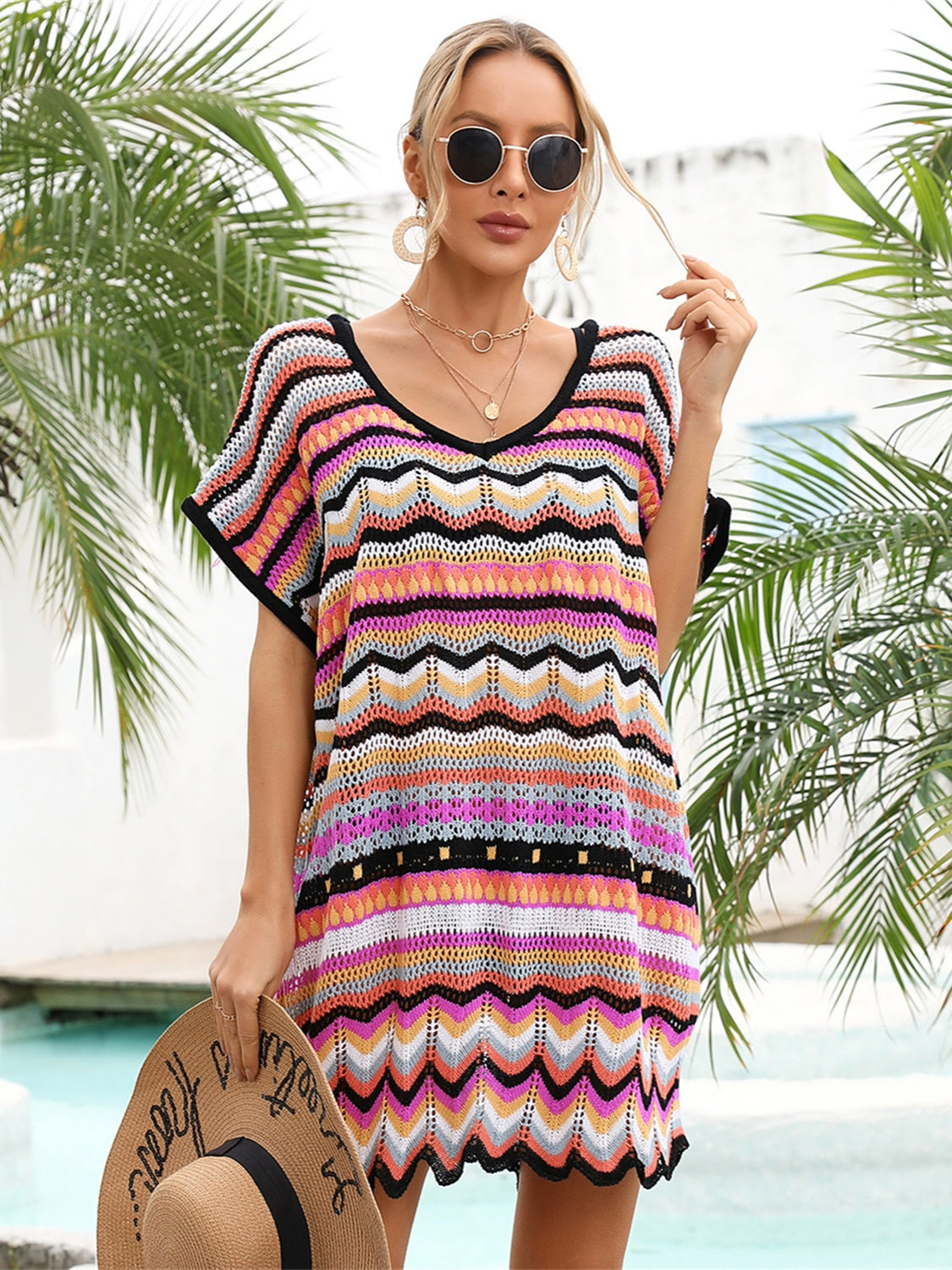 Vestido playero con escote en V festoneado y rayas de arcoíris