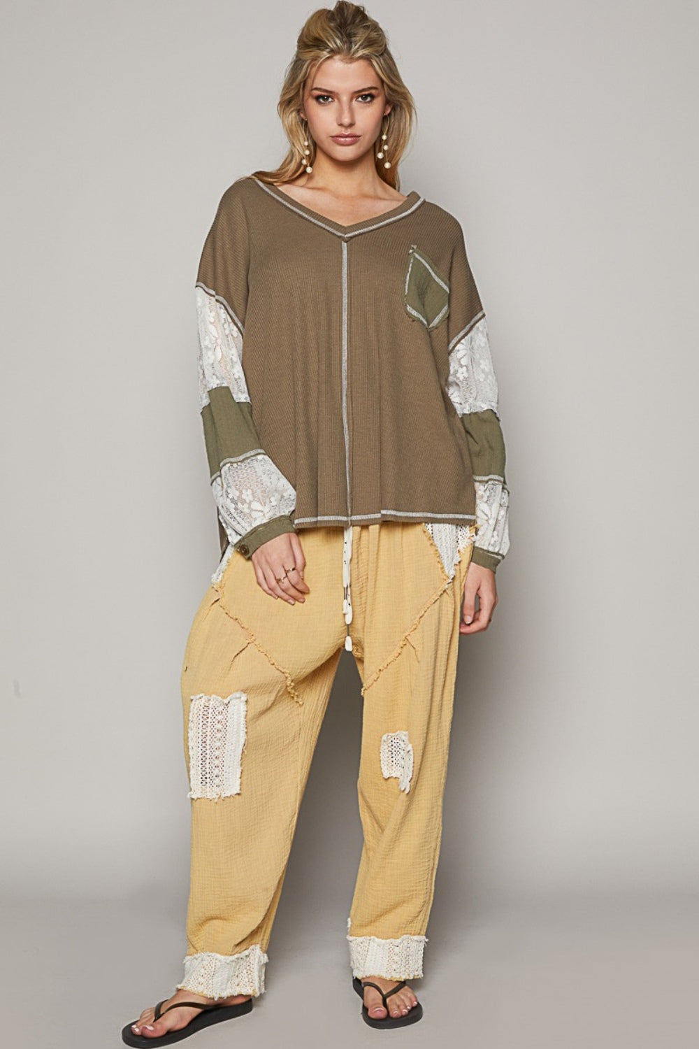 Blusa con escote en V, mangas globo y costuras expuestas de POL