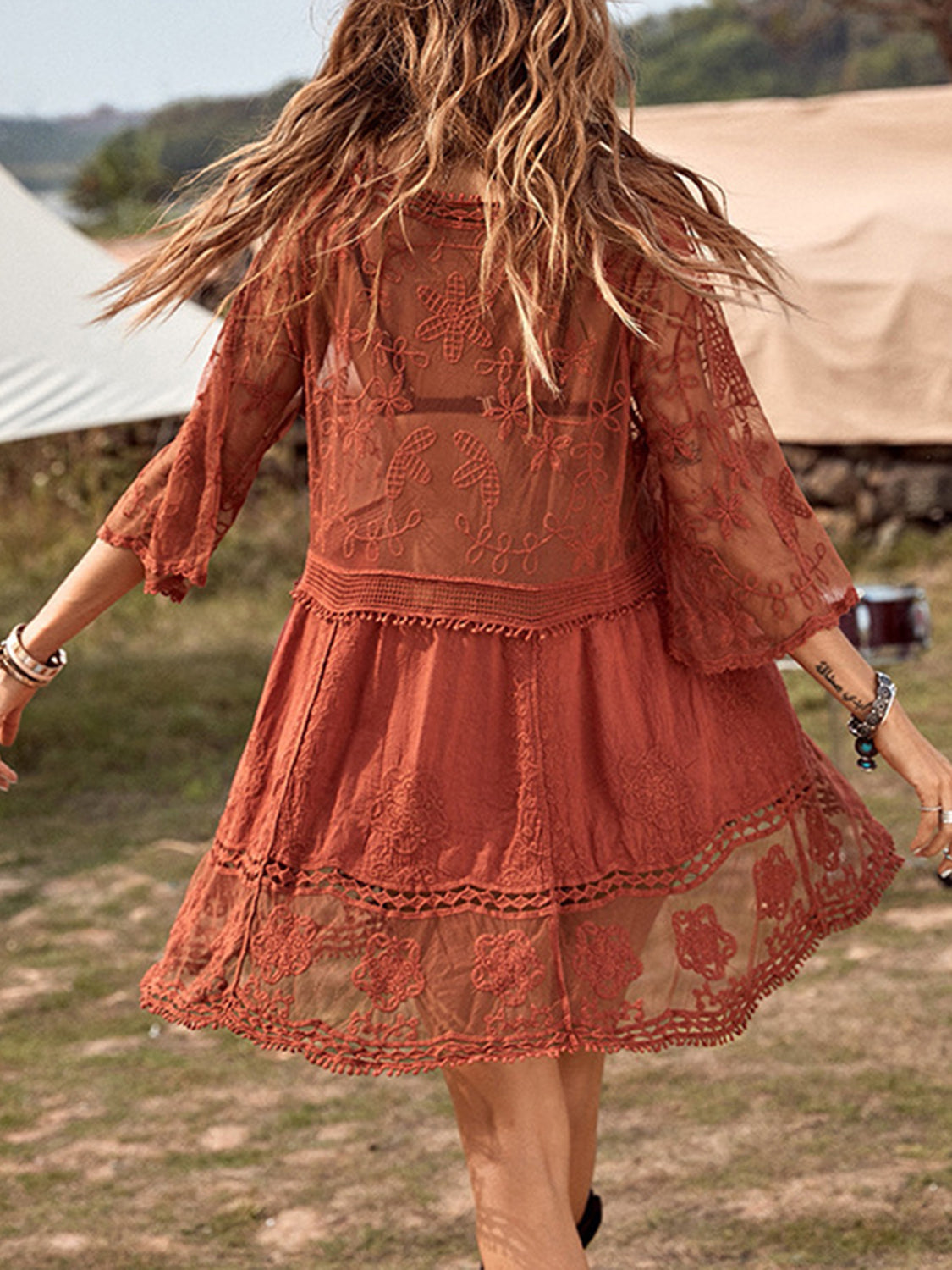 Vestido de fiesta con escote pronunciado y detalle de encaje