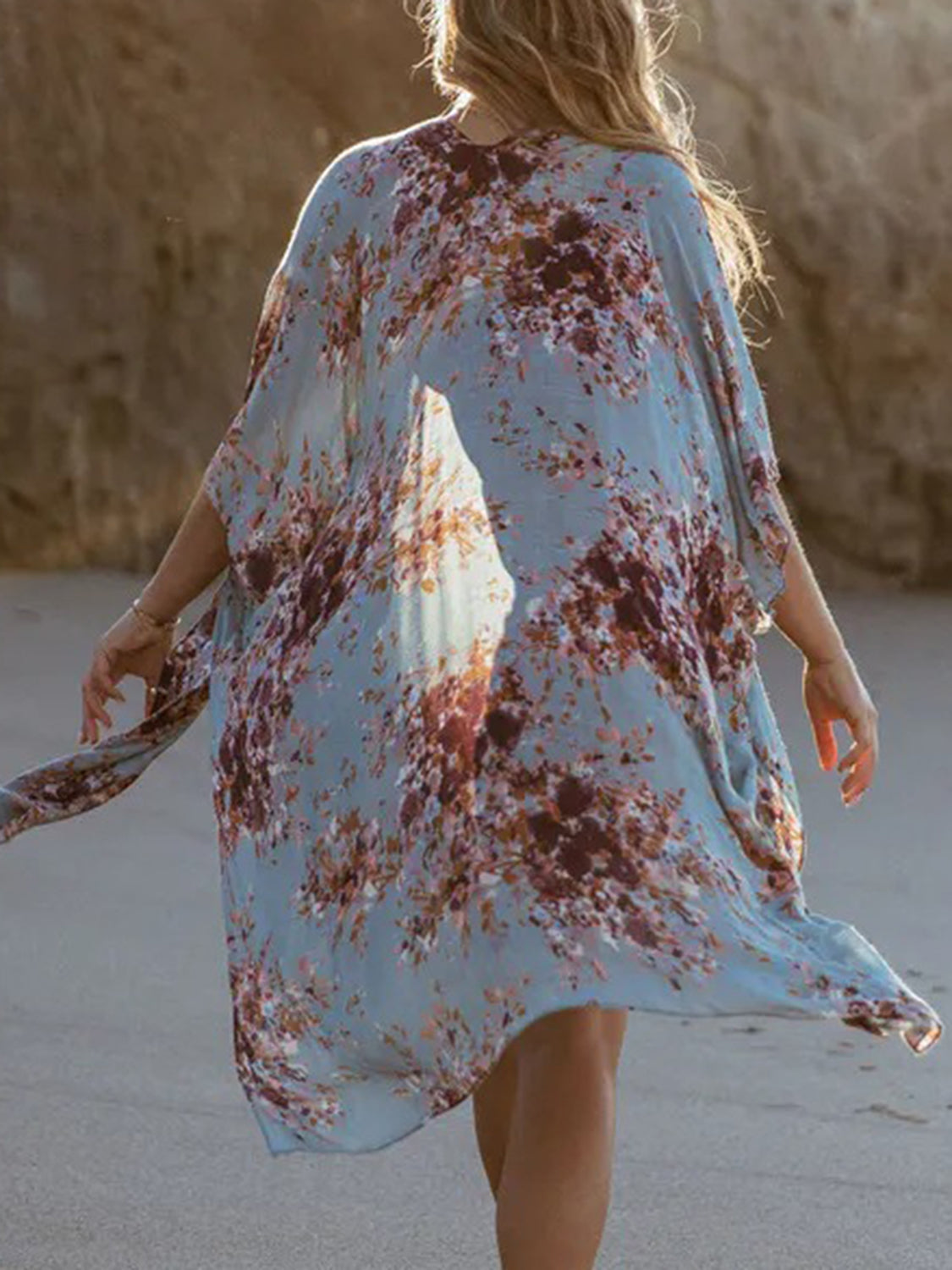 Vestido playero abierto con estampado frontal