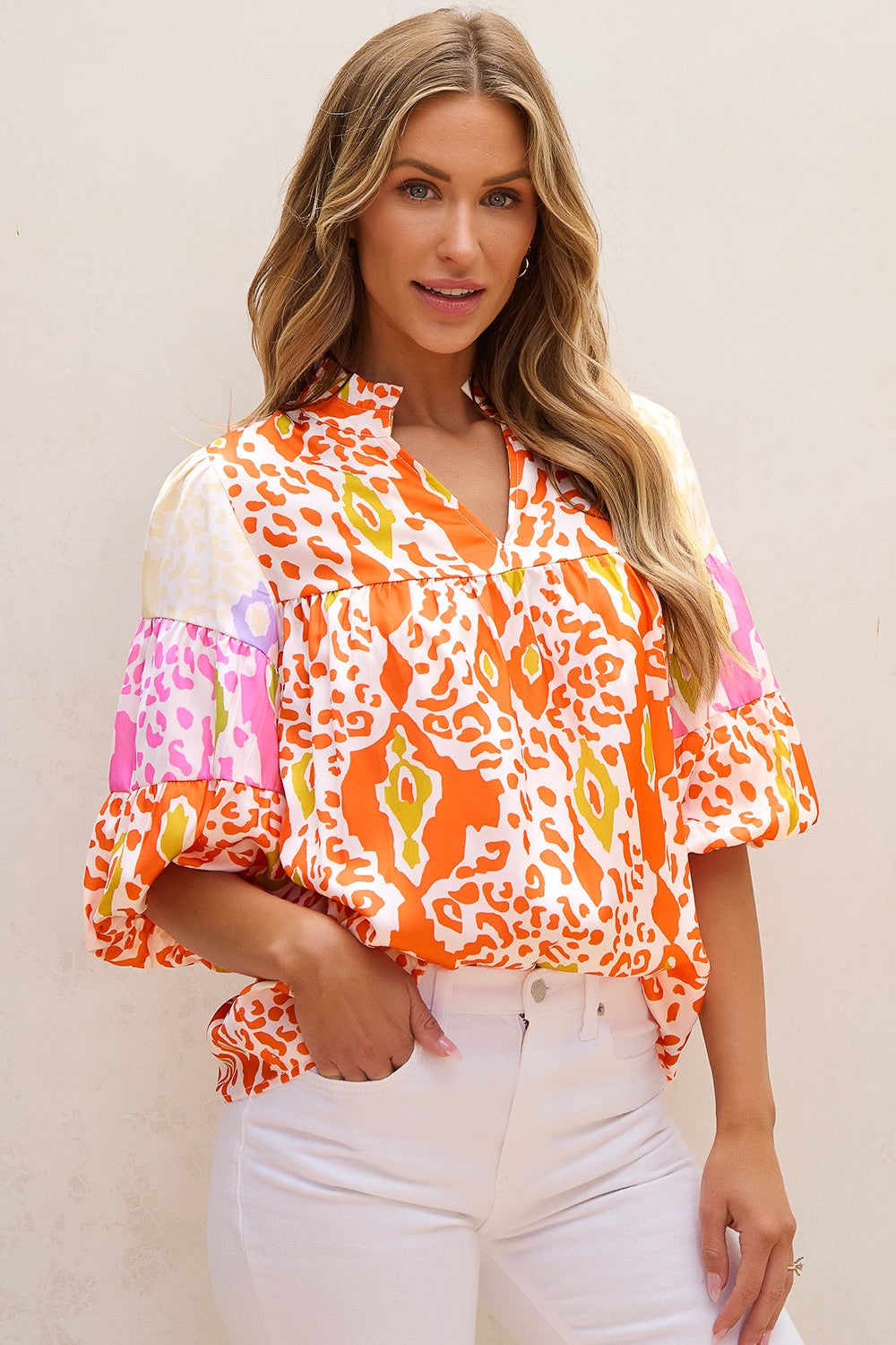 Blusa estampada con muescas y media manga
