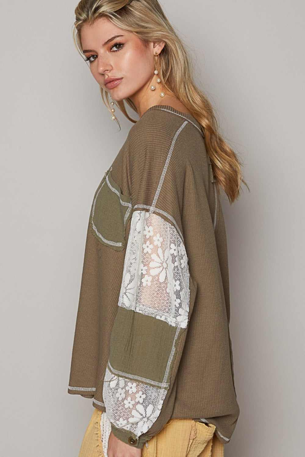 Blusa con escote en V, mangas globo y costuras expuestas de POL