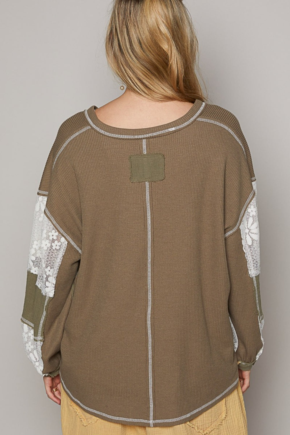 Blusa con escote en V, mangas globo y costuras expuestas de POL