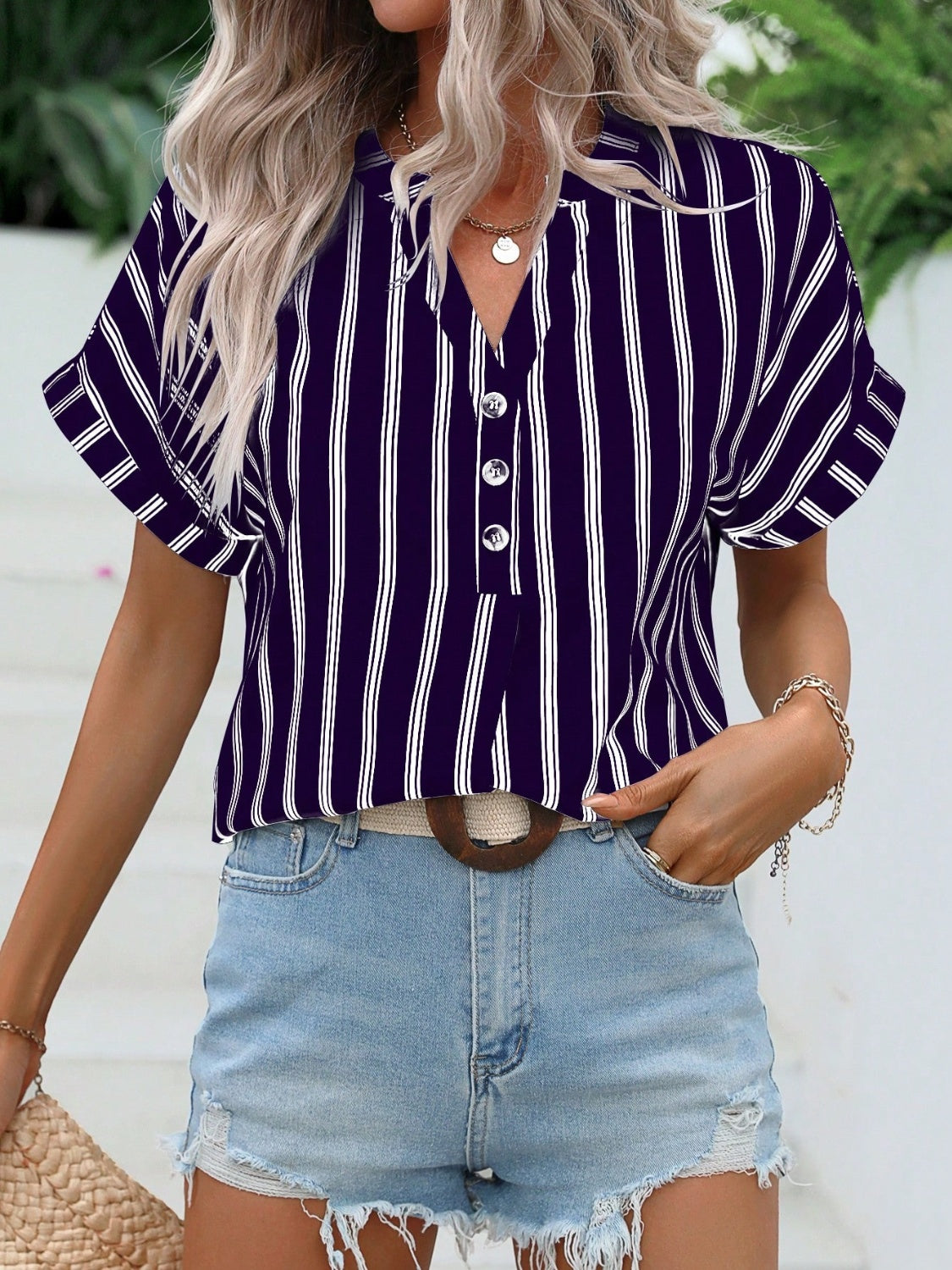 Blusa de manga corta con muescas y rayas