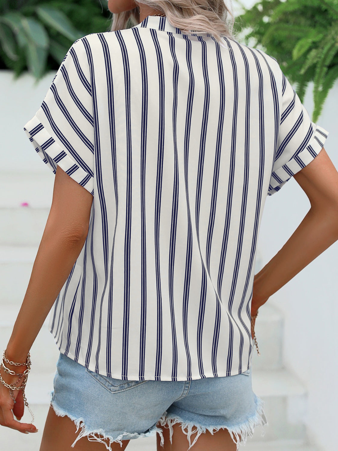 Blusa de manga corta con muescas y rayas