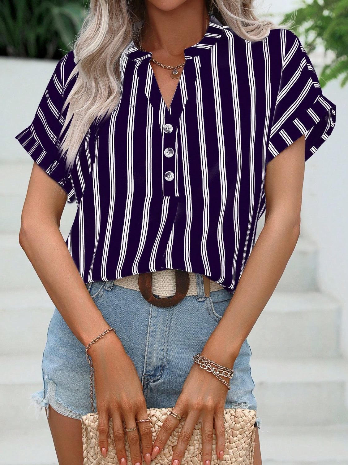 Blusa de manga corta con muescas y rayas