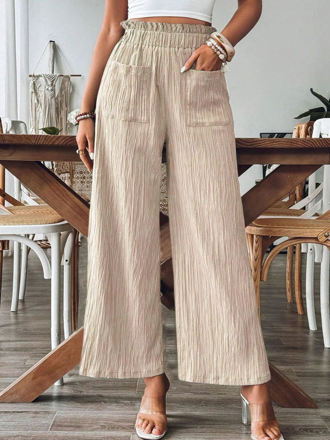 Pantalones anchos con cintura elástica y bolsillos