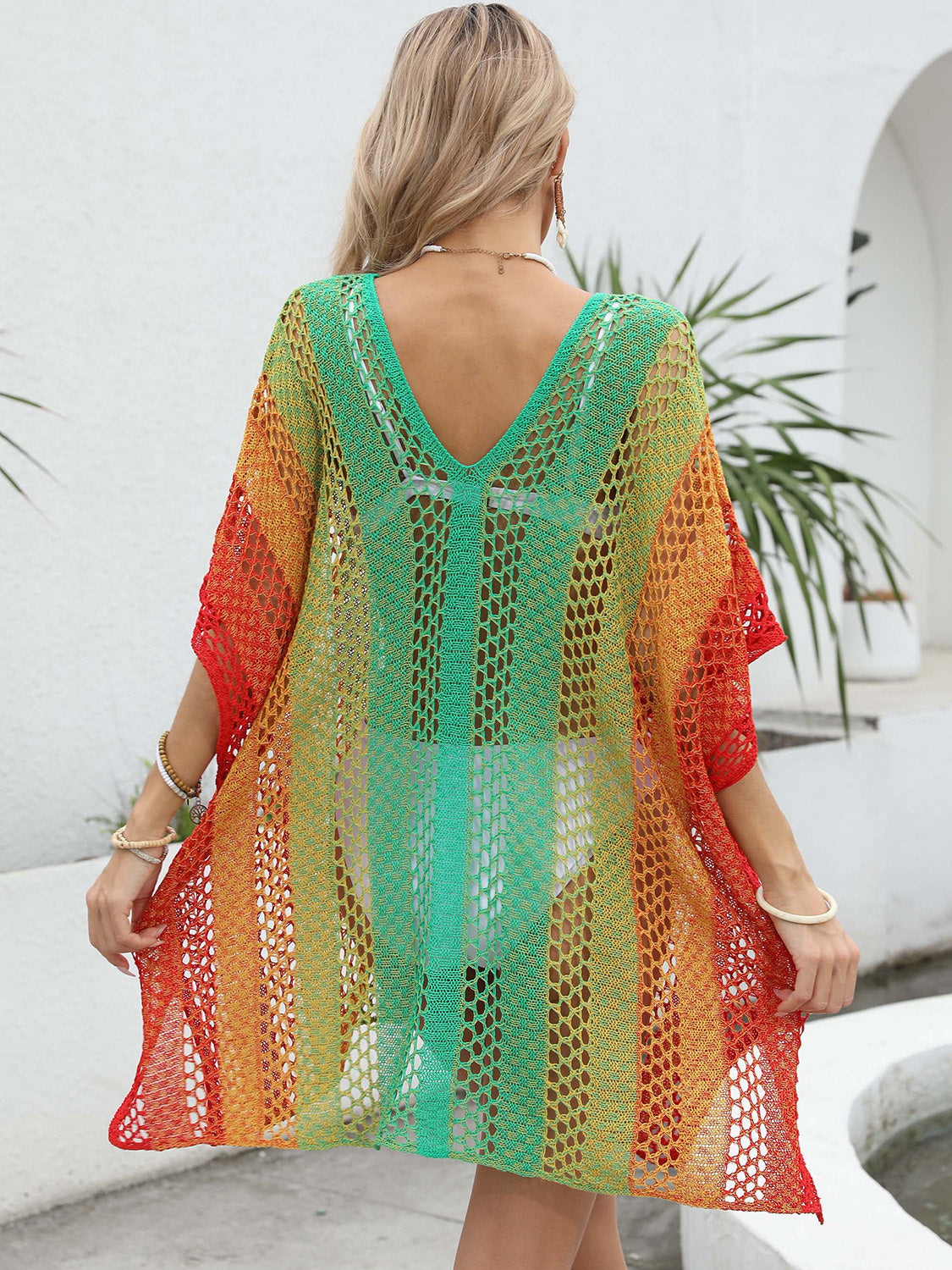 Vestido playero con escote en V y diseño calado en contraste