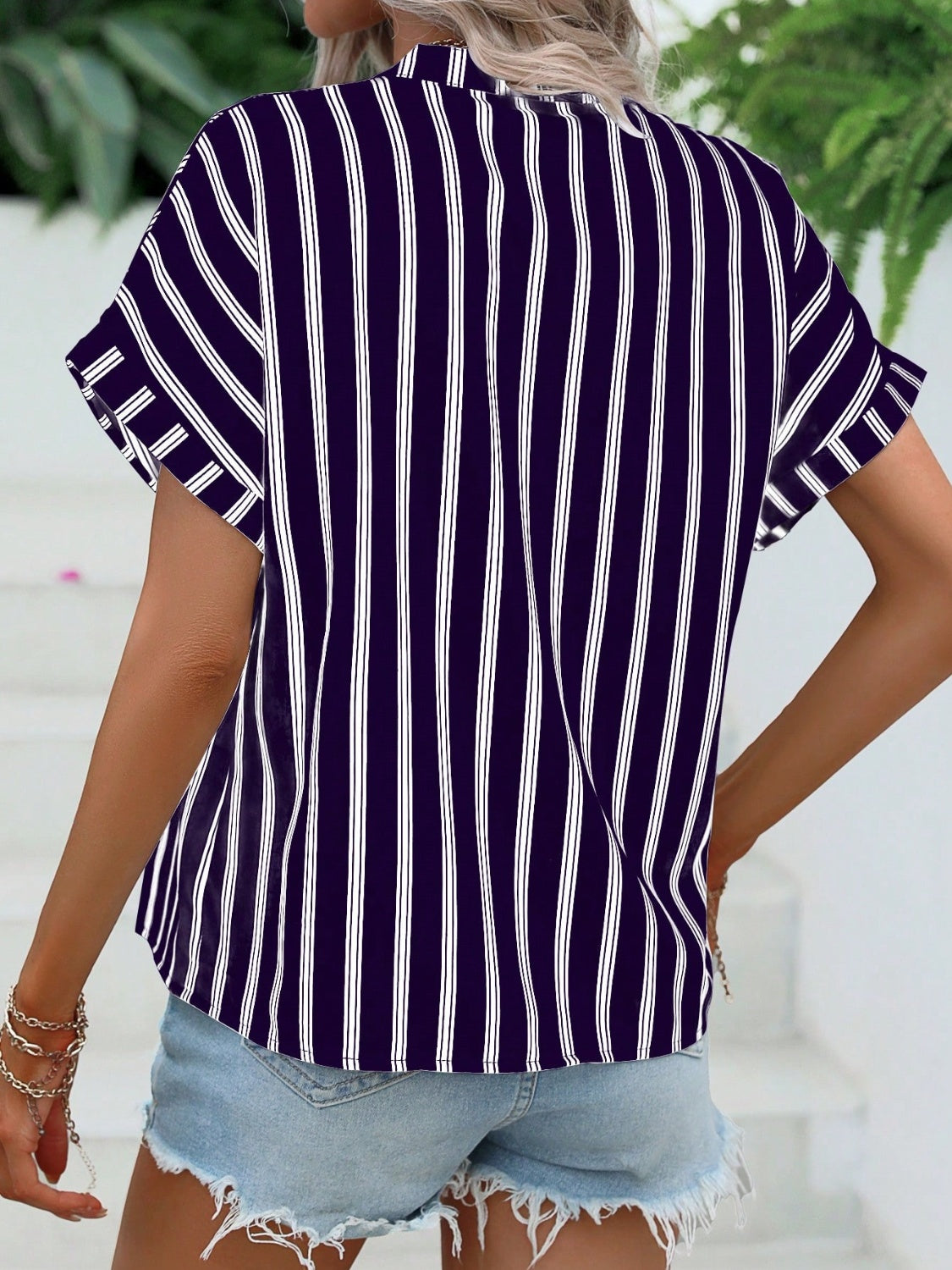 Blusa de manga corta con muescas y rayas