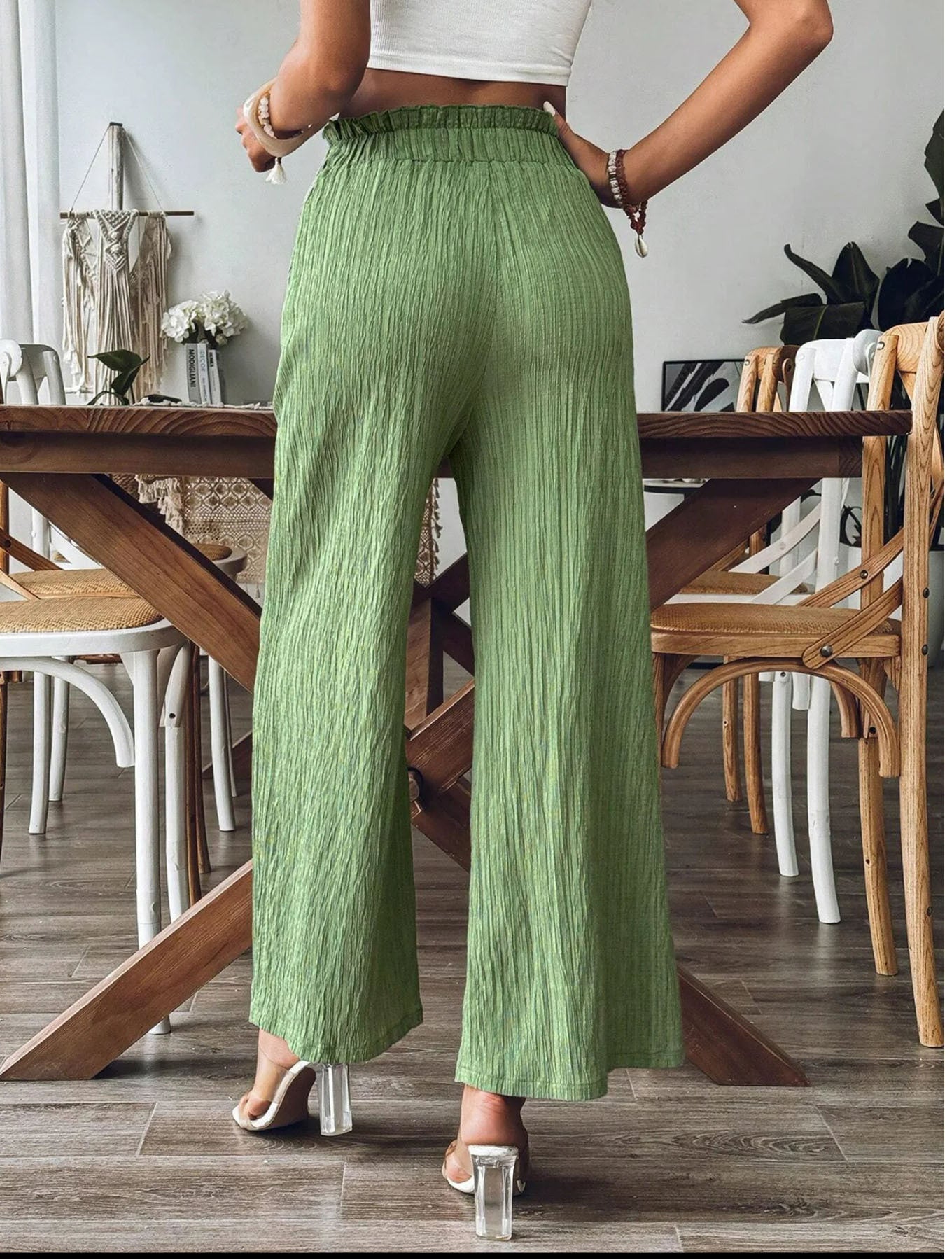 Pantalones anchos con cintura elástica y bolsillos