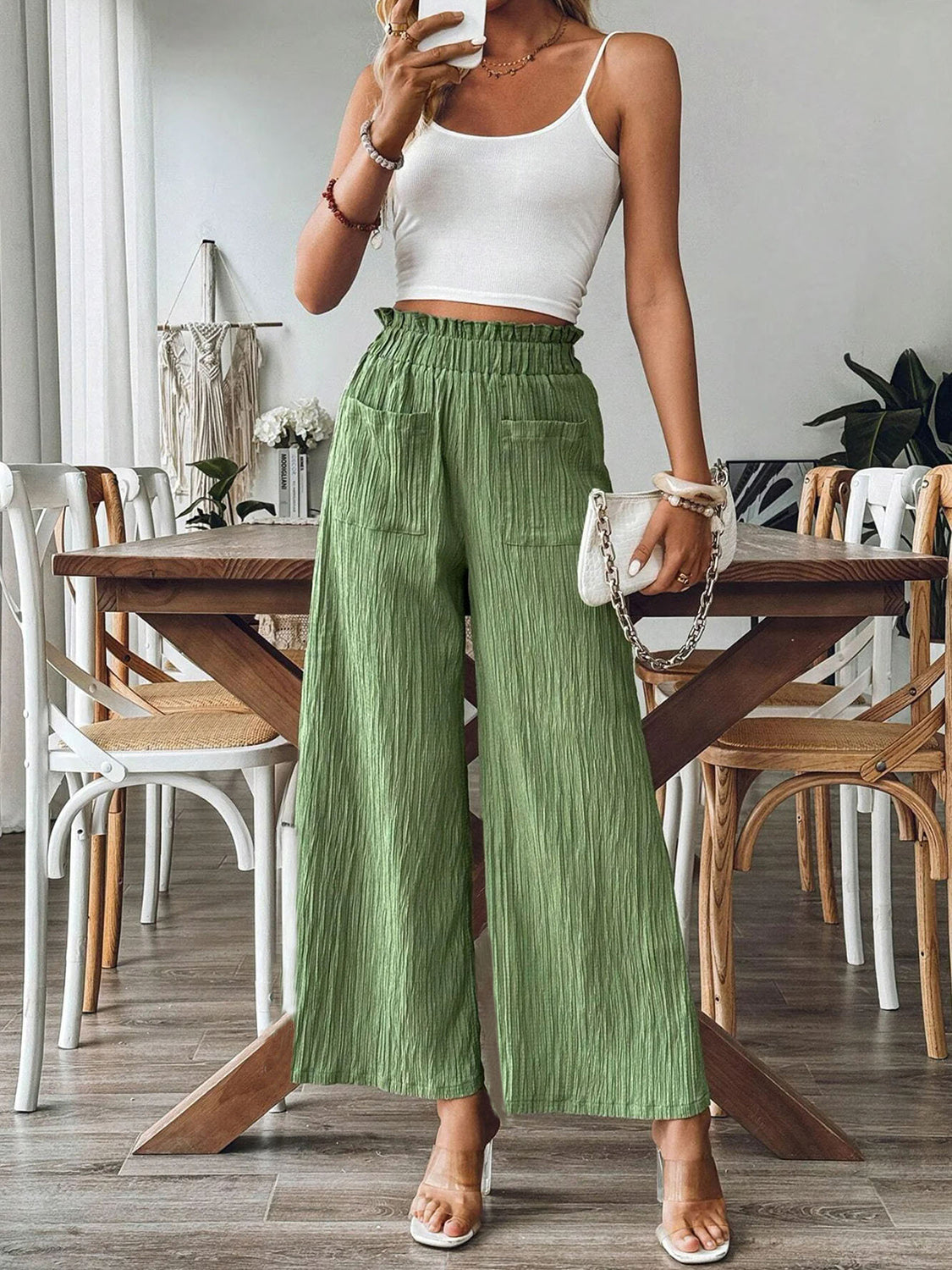 Pantalones anchos con cintura elástica y bolsillos