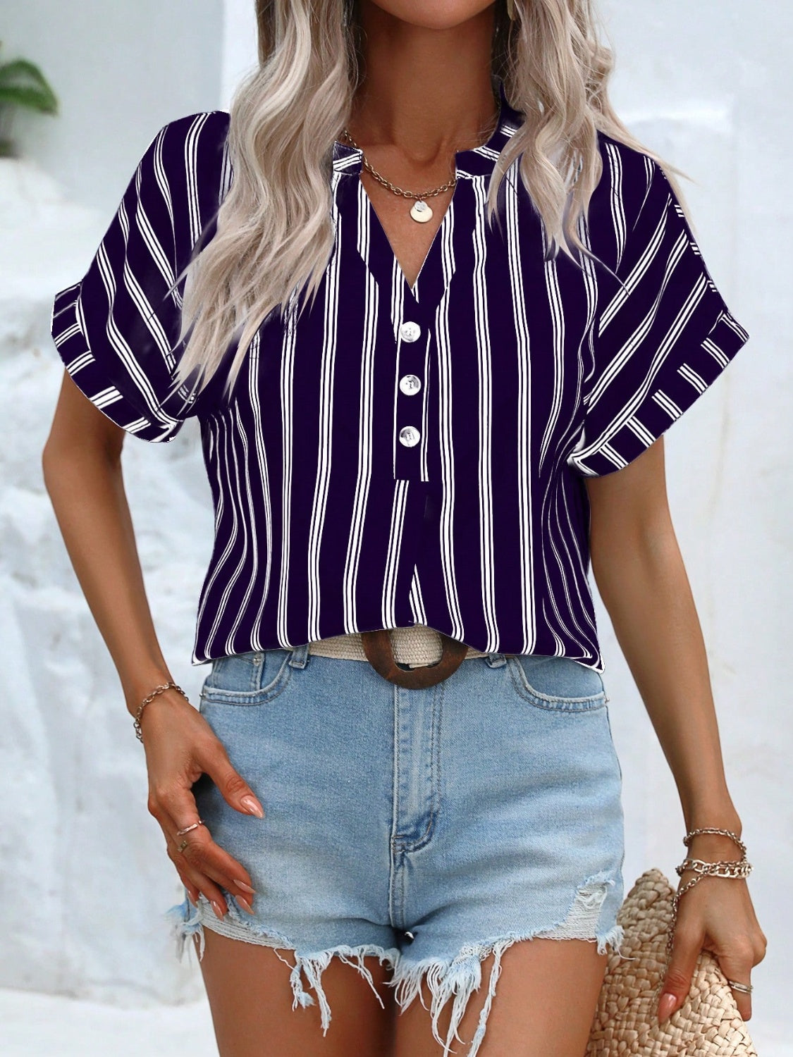 Blusa de manga corta con muescas y rayas