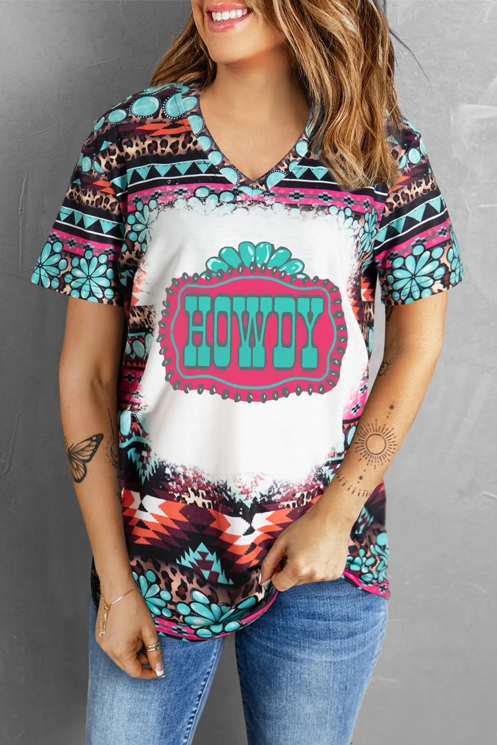 Camiseta de manga corta con cuello en V HOWDY